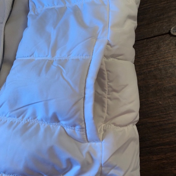 NWOT Old Navy White Puffer Vest - Picture 6 of 6